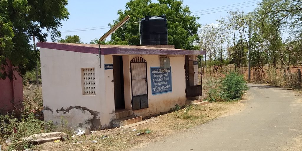 Bau einer Toilette für das Dorf Ammapatei