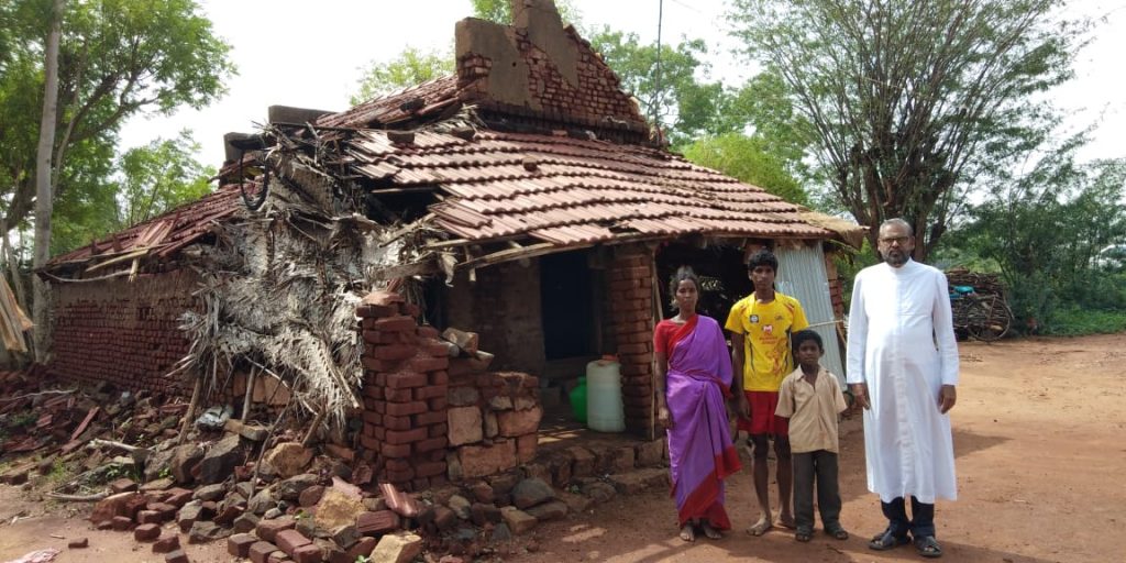 Der Zyklon hinterlässt eingestürzte Häuser in den Dörfern