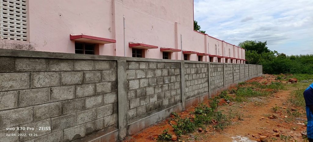 Neue Mauer schützt die Schulkinder u.a. vor Schlangen